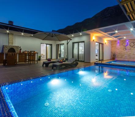 Kaş Bölgesinde Korunaklı Deniz Manzaralı Balayı Tatil Villası