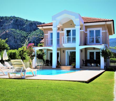 Muğla Bölgesinde Doğa İçinde 9 Kişilik Tatil Villası