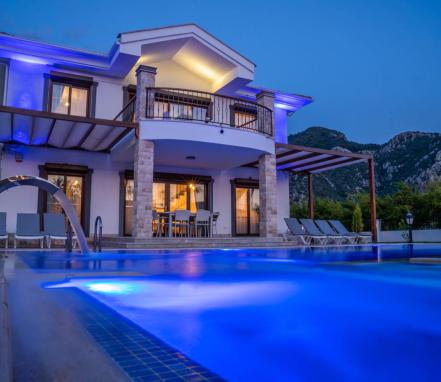Dalyan Merkezinde 14 Kişilik Doğa İçinde Geniş Tatil Villası