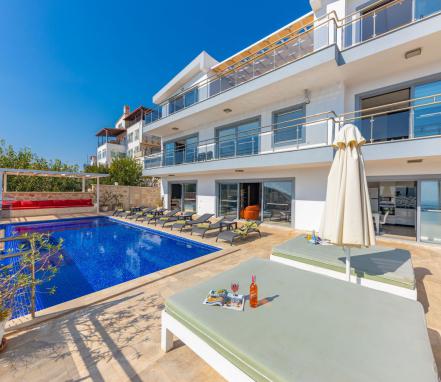 Kalkan Bölgesinde 12 Kişilik Deniz Manzaralı Tatil Villası 