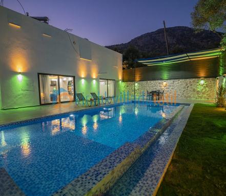 Çayköy Mevkiinde 2 Kişilik Balayı Tatil Villası