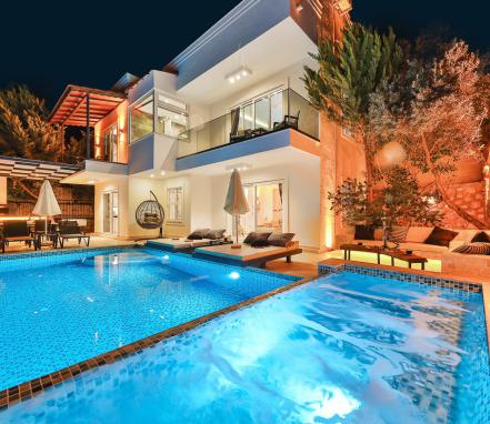 Kalkan Bölgesinde Deniz Manzaralı 6 Kişilik Tatil Villası