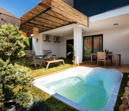 Kalkan Bölgesinde Muhafazakar Balayı Tatil Villası