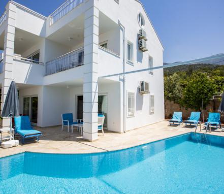 Kalkan Bölgesinde Deniz Manzaralı 8 Kişilik Tatil Villası 