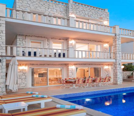 Kaş Bölgesinde Lüks Deniz Manzaralı Tatil Villası