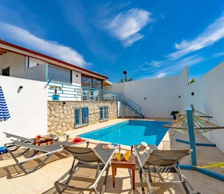 Kalkan Bölgesinde Muhafazakar 4 Kişilik Tatil Villası