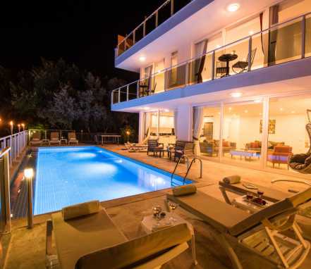 Kalkan Bölgesinde Deniz Manzaralı 10 Kişlk Tatil Villası 