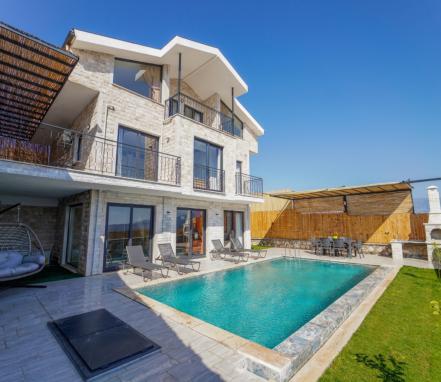 Fethiyede 8 Kişilik Korunaklı Villa
