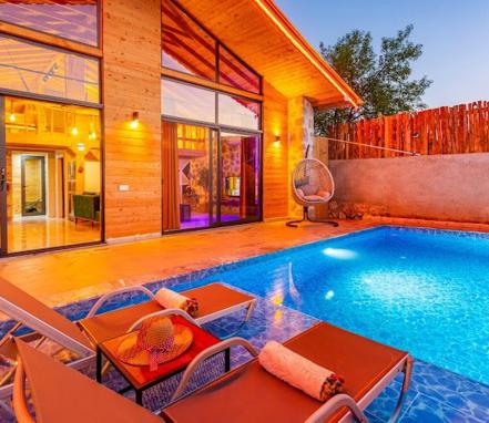 Kalkan Bölgesinde Korunaklı Balayı Tatil Villası