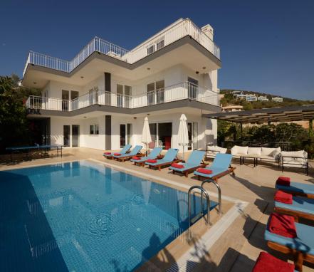 Kalkan Bölgesinde Deniz Manzaralı 12 Kişilik Tatil Villası 