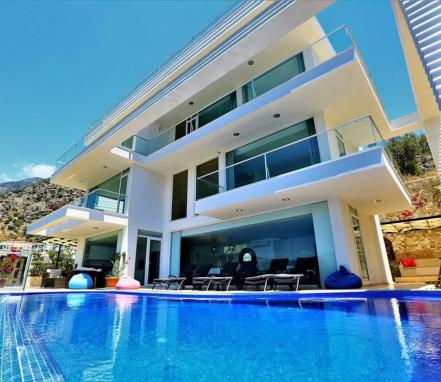 Kaş Bölgesinde Deniz Manzaralı Lüks Tatil Villası