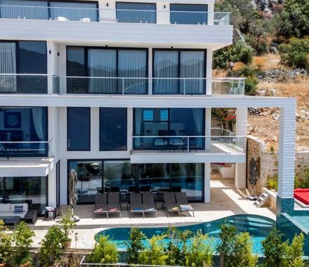 Kalkan Bölgesinde Deniz Manzaralı Lüks Tatil Villası 