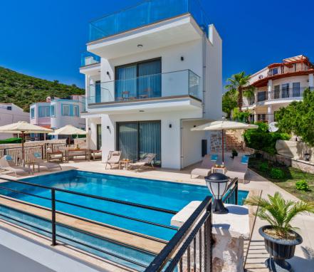 Kalkan Bölgesinde Deniz Manzaralı 6 Kişilik Tatil Villası 