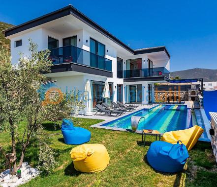 Yeşilköy Mevkiinde Doğa İçinde Korunaklı Tatil Villası