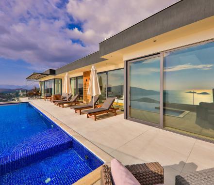 Kalkan Kızıltaş Bölgesinde Sonsuzluk Havuzlu 4 Kişilik Villa