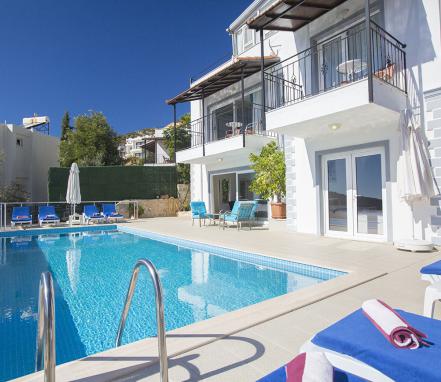 Kalkan Bölgesinde Deniz Manzaralı Tatil Villası