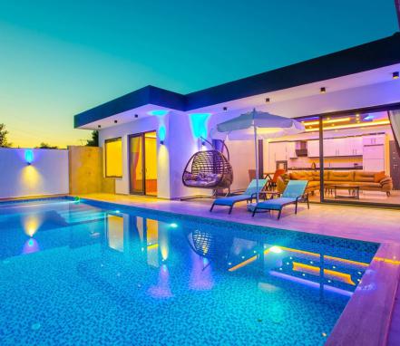 Kalkan Bölgesinde Deniz Manzaralı Korunaklı Tatil Vilası