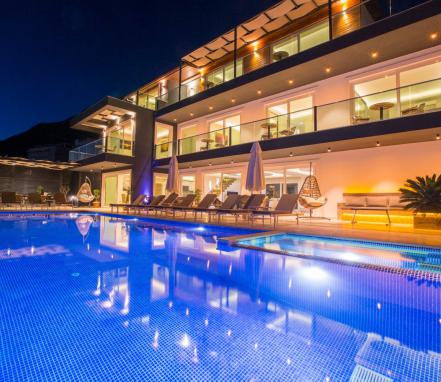 Kalkan Bölgesinde Lüks 14 Kişilik Tatil Villası