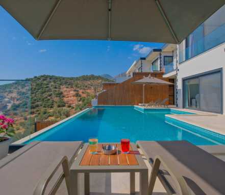 Kalkan Bölgesinde 6 Kişilik Deniz Manzaralı Lüks Tatil Villası