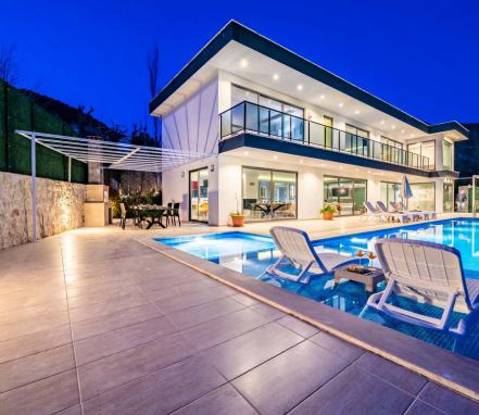 Korunaklı Havuzlu 6 Kişilik Lüks Tatil Villası