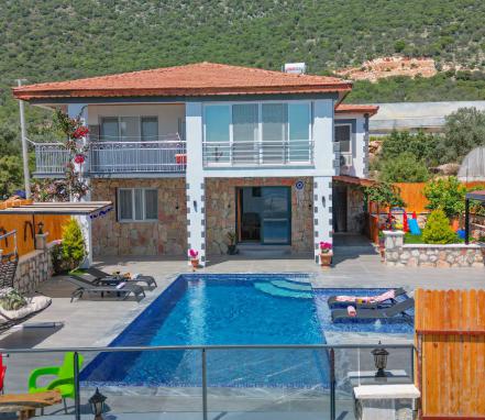 Kaş Sısla Mevkiinde Deniz Manzaralı Tatil Villası