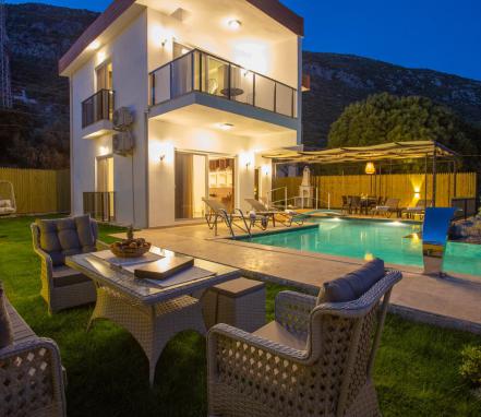 Kaş Gökseki Bölgesinde 6 Kişilik Lüks Kiralık Villada Tatil