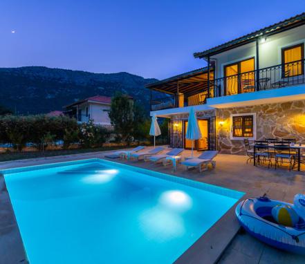 Bezirgan Mevkiinde 6 Kişilik Taş Konspet Tatil Vİllası