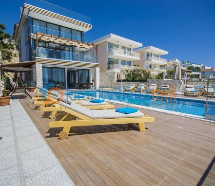 Kaş Bölgesinde Deniz Manzaralı Lüks Tatil Villası