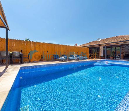 Kalkan Bezirgan Mevkiinde 3 Yatakodalı  Tatil Villası