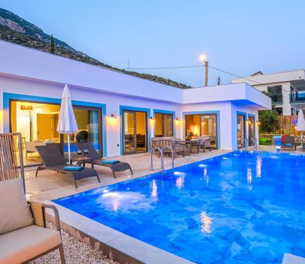 Kaş Bölgesinde Deniz Manzaralı 4 Kişlik Tatil Villası