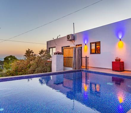 Kalkan Bölgesinde Korunaklı Deniz Manzaralı 4 Kişlik Tatil Villası