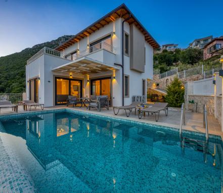 Kaşta 6 Kişilik Doğa İçinde Villa