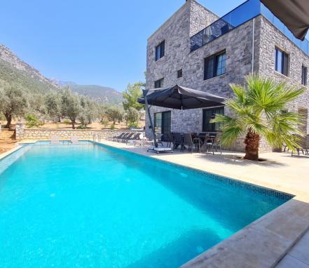 Kalkan Bölgesinde Korunaklı 14 Kişilik Tatil Villası 