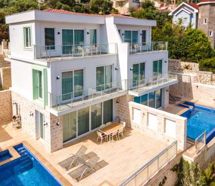 Kaş Bölgesinde Deniz Manzaralı 6 Kişilik Tatil Villası