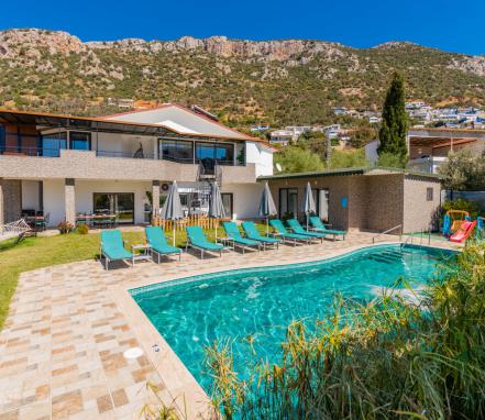 Kalkan Kördere Mevkiinde 12 Kişilik Lüks Tatil Villası
