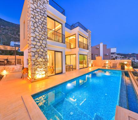 Kalkan Merkezde Deniz Manzaralı Balayı Villası