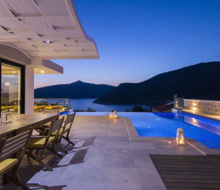 Kalkan Bölgesinde Deniz Manzaralı 10 Kişilik Tatil Villası