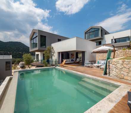 Belenli Mevkiinde Deniz Manzaralı 10 Kişi Kapasiteli Villa