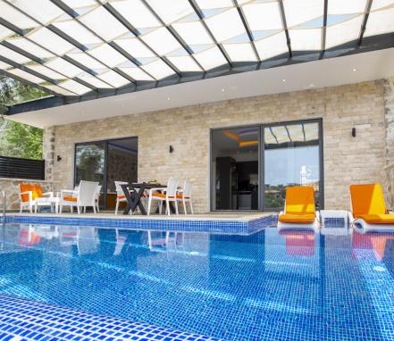 Kalkan Bölgesinde Muhafazakar Balayı Tatil Villası 