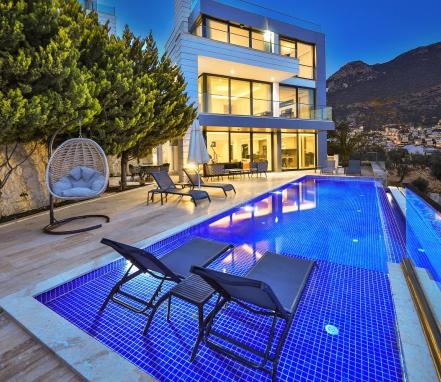 Kalkan Bölgesinde Deniz Manzaralı Lüks 9 Kişilik Tatil Villası 