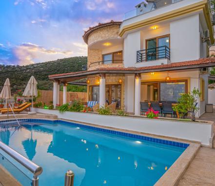 Kalkan Kızıltaş Mevkiinde Muhteşem Deniz Manzaralı Tatil Villası