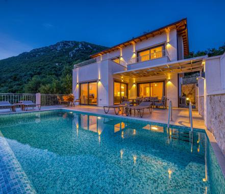 Kaşta 6 Kişilik Doğa İçinde Villa