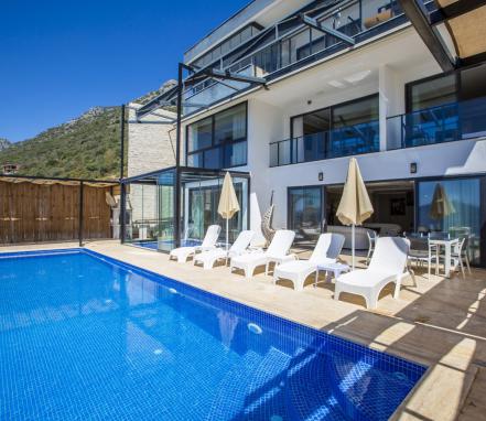 Kalkan Bölgesinde Deniz Manzaralı  6 Kişilik Korunaklı Tatil Villası