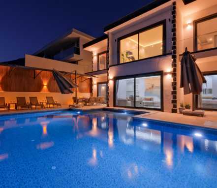 Klakan Bölgesinde Deniz Manzaralı 6 Kişilik Tatil Villası 