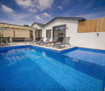 Kalkan Patara Mevkiinde 4 Kişilik Korunaklı Havuzlu Tatil Villası