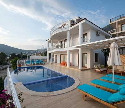 Kalkan Bölgesinde Deniz Manzaralı Lüks Tatil Villası 