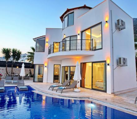 Kalkan Bölgesinde Deniz Manzaralı Tatil Villası