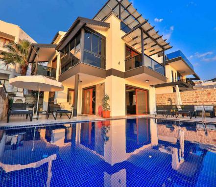 Kalkan Bölgesinde Deniz Manzaralı 6 Kişilik Tatil Villası