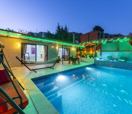 Kalkan İslamlar Köyünde Korunaklı Balayı Tatil Villası 