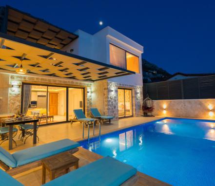 Kalkan Bölgesinde Deniz Manzaralı 4 Kişlik Tatil Villası